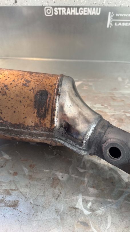 Detailaufnahme eines geschweißten Metallteils mit Rost- und Schweißspuren.